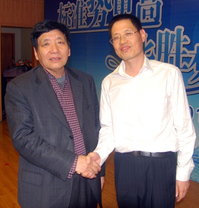 周大军总裁与刘教授（左）亲切握手